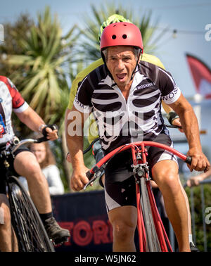 Les coureurs de tous niveaux et sur quelques machines intéressantes et de course dans les rues de cycle et l'ensemble de Eastbourne downs du sud de Sussex Banque D'Images