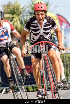 Les coureurs de tous niveaux et sur quelques machines intéressantes et de course dans les rues de cycle et l'ensemble de Eastbourne downs du sud de Sussex Banque D'Images