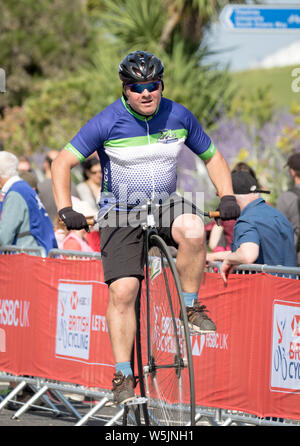Les coureurs de tous niveaux et sur quelques machines intéressantes et de course dans les rues de cycle et l'ensemble de Eastbourne downs du sud de Sussex Banque D'Images