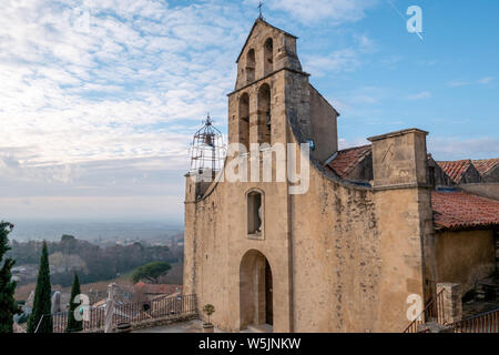 Gigondas, France - le 17 janvier 2019 : les bâtiments, les rues typiques et l'église de Gigondas, région viticole du Rhône français. Banque D'Images