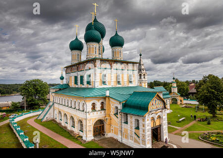 Vue d'été de la cathédrale Voskresensky situé dans la petite ville russe de l'oblast de Iaroslavl, Perm, Russie Banque D'Images