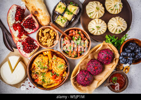 Une cuisine géorgienne traditionnelle. Phali chahokhbili Khinkali,,, lobio, fromage, aubergines rouleaux sur fond blanc, vue du dessus. Banque D'Images