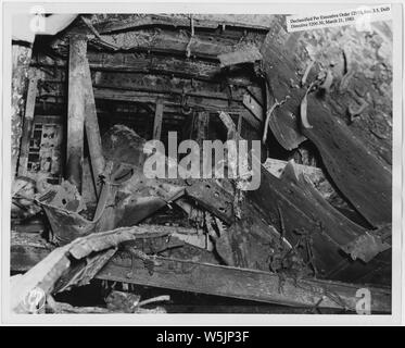 (USS) Cal. Dommages causés par les bombes, 2e pont tribord (côté tribord) ; la portée et contenu : c'est l'un d'une collection de photographies d'opérations de récupération à Pearl Harbor Naval Shipyard pris par les chantiers durant la période suivant l'attaque japonaise sur Pearl Harbor qui a initié la participation américaine à la seconde guerre mondiale. Les photographies sont trouvés dans un certain nombre de fichiers dans plusieurs séries de documents de chantier naval. Banque D'Images