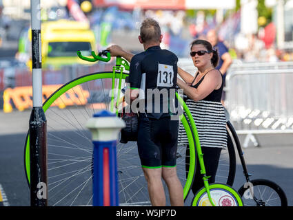 Les coureurs de tous niveaux et sur quelques machines intéressantes et de course dans les rues de cycle et l'ensemble de Eastbourne downs du sud de Sussex Banque D'Images