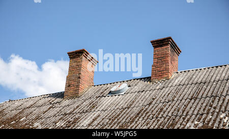 Cheminée sur un toit d'une ancienne maison d'habitation Banque D'Images