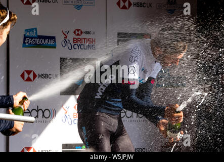 Les coureurs de tous niveaux et sur quelques machines intéressantes et de course dans les rues de cycle et l'ensemble de Eastbourne downs du sud de Sussex Banque D'Images