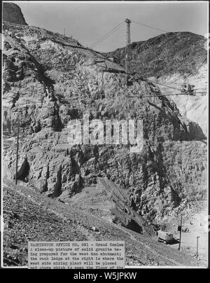 Une photo en gros plan de granit solide en préparation pour le barrage de l'ouest ; la saillie rocheuse du pilier de droite est où le côté ouest de l'usine de mélange sera placé au-dessus et qui est vu le plancher du convoyeur pour le pont suspendu de sable et gravier ; alimentation de la structure en acier sur le flanc est la tour ouest du pont suspendu ; le coin supérieur gauche indique la qualité de la route. ; Portée et contenu : la photographie de deux volumes d'une série d'albums de photos documentant la construction du barrage de Grand Coulee et travaux connexes sur le bassin du Columbia Projet. Banque D'Images