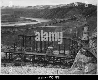 En aval d'une progression à deux vues photo montrant la Cisjordanie. ; Portée et contenu : la photographie de deux volumes d'une série d'albums de photos documentant la construction du barrage de Grand Coulee et travaux connexes sur le bassin du Columbia Projet. Notes générales : ce point et l'article 906 constituent une image panoramique. Banque D'Images