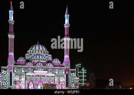 Belles lumières colorées avec des motifs et dessins du Moyen-Orient affiche sur une mosquée - Sharjah lights festival Banque D'Images