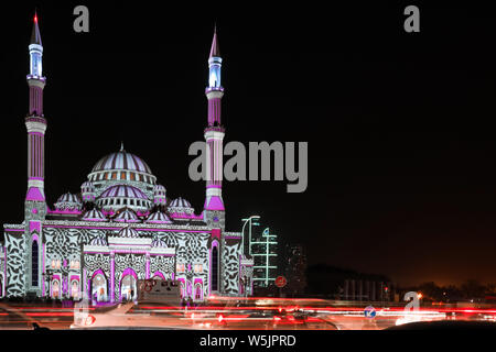 Belles lumières colorées avec des motifs et dessins du Moyen-Orient affiche sur une mosquée - Sharjah lights festival Banque D'Images