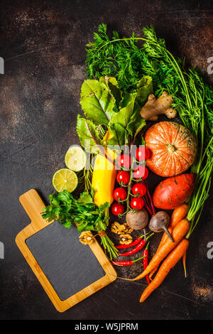 Les légumes d'automne arrière-plan. Potiron, courgette, patates douces, carottes et betteraves sur un fond sombre. Banque D'Images