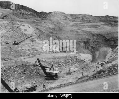 Une vue générale de la glisser sur la pente du bassin de l'Est. ; Portée et contenu : la photographie de deux volumes d'une série d'albums de photos documentant la construction du barrage de Grand Coulee et travaux connexes sur le bassin du Columbia Projet. Banque D'Images