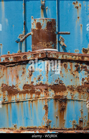 Les arcs d'une vieille épave d'une coque de bateau, Hulk et de naufrage peints dans un style shabby chic de la peinture bleue avec rusty bollard. Banque D'Images