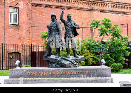 IRKOUTSK, RUSSIE - 6 JUILLET 2019 : sculpture d'pompiers et de sauveteurs Russie dans la région d'Irkoutsk, Irkoutsk, rue Krasnoarmeyskaya Banque D'Images