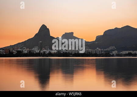 Coucher du soleil à Lagoa Rodrigo de Freitas, Rio de Janeiro Banque D'Images