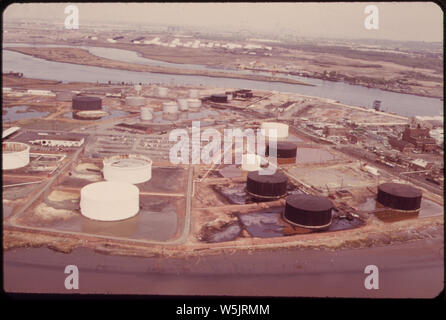 AMERICAN CYANIMID BP ET RÉSERVOIRS DE STOCKAGE SUR LE CÔTÉ DU NEW JERSEY DE L'ARTHUR KILL, AVEC DES RÉSERVOIRS DE PÉTROLE DU GOLFE À STATEN ISLAND EN ARRIÈRE-PLAN Banque D'Images