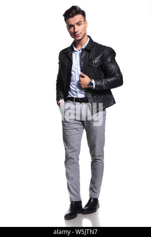 Ambiance businessman wearing blouson de cuir avec commandes de pocket sur fond blanc et col holding Banque D'Images