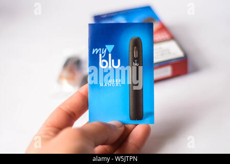 Mon Blu priphrique. Cigarette lectronique kit de dmarrage Photo Stock -  Alamy