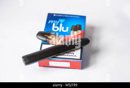 Mon Blu priphrique. Cigarette lectronique kit de dmarrage Photo Stock -  Alamy