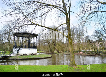 Paysage de Vondelpark à Amsterdam city Holland - scène d'hiver avec lac et arbres squelette Banque D'Images