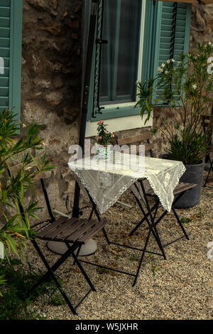 Table au restaurant terrasse d'été. Selective focus style vintage Banque D'Images