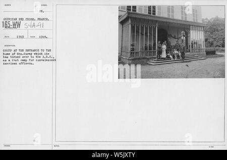 American Red Cross - A à D - Groupe à l'entrée du domicile de Mme Corey qu'elle a remises à l'A.R.C. comme un camp de repos pour les officiers américains de convalescence ; Portée et contenu : Date : 1918 Photographe : American Red Cross, France Banque D'Images