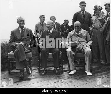 Les dirigeants américains et alliés à des conférences internationales ; la portée et contenu : Sensuellee Conference, Québec, Canada..... Photographié lors d'une conférence de presse à la Citadelle. Le président Roosevelt, le premier ministre canadien Mackenzie King, et le Premier ministre britannique, Winston Churchill. Assis sur le mur est Anthony Eden, secrétaire aux affaires étrangères de Grande-Bretagne, M. Brendan Bracken, Britains Ministre de l'information et Harry Hopkins, Conseiller du Président des États-Unis. 08/24/43. Banque D'Images