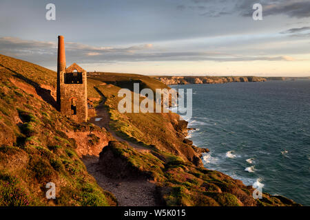 L'arbre du moteur de pompage d'Towanroath Chambre ruines à papule Coates mine tine Mer Celtique Cornouailles Angleterre avec beaucoup d'une papule Charlotte et RAF Portreath Banque D'Images