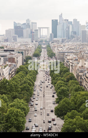 Vue verticale, de l'Arc de Triomphe, des Champs-Élysées et quartier des affaires de la défense, sur un jour nuageux Banque D'Images