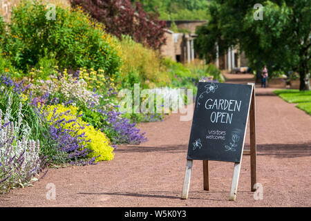 Cala Homes East, Haddington Brochure Amisfield murée jardin Banque D'Images