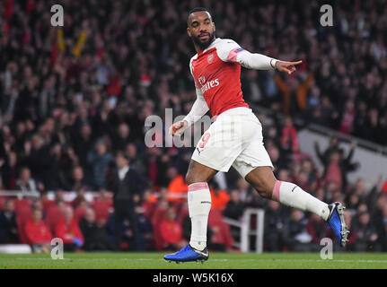 Londres, ANGLETERRE - 2 mai 2019 : Alexandre Lacazette d'Arsenal célèbre après qu'il marque son premier but lors de la première partie de l'UEFA Europa League 2018/19 demi-finales match entre Arsenal FC (Angleterre) et Valence CF (Espagne) à l'Emirates Stadium. Banque D'Images