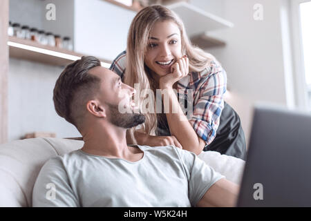 Close up. jeune couple à la recherche à l'écran du portable. Banque D'Images
