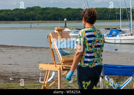 Groupe amateur d'artistes avec un tuteur, peinture ' en plein air ' dans la marina de Chichester de scènes à travers le canal Del Quay, Chichester Harbour Banque D'Images