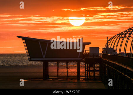 Southport, Merseyside, Royaume-Uni. 29 juillet 2019. Un beau coucher de soleil se niche dans le lit derrière la jetée de Southport Merseyside. Ouvert en août 1860, c'est la plus ancienne jetée de fer dans le pays. Sa longueur de 1 108 m en fait le deuxième plus longue en Grande-Bretagne. Credit : Cernan Elias/Alamy Live News Banque D'Images