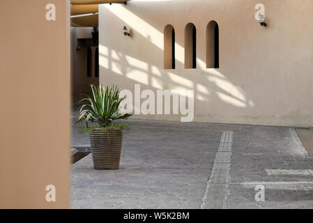 DOHA, QATAR - 27 MAI 2016 : Cour vide au Village Culturel Katara avec casting modèles structure de l'ombre. Photo prise à la fin d'un printemps Banque D'Images