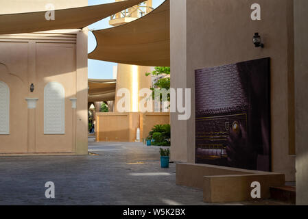 DOHA, QATAR - Mai 27, 2016 : l'Affiche d'une radio vintage au Katara Cultural Village. Photo prise à la fin d'un après-midi de printemps. Banque D'Images