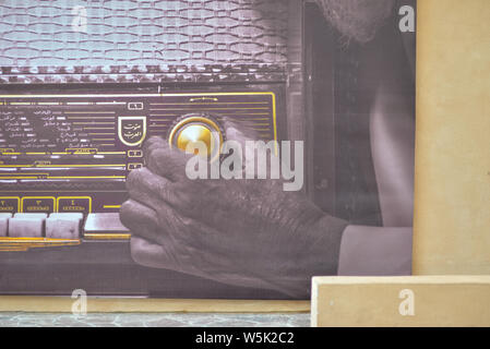 DOHA, QATAR - 27 MAI 2016 : une affiche d'une radio vintage au Katara Cultural Village. Photo prise à la fin d'un après-midi de printemps. Banque D'Images