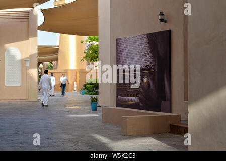 DOHA, QATAR - 27 MAI 2016 : les passants et affiche d'un vintage radio à la Katara Cultural Village. Photo prise à la fin d'un après-midi de printemps. Banque D'Images