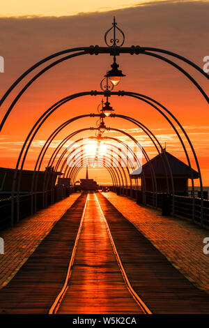 Southport, Merseyside, Royaume-Uni. 29 juillet 2019. Un beau coucher de soleil se niche dans le lit derrière la jetée de Southport Merseyside. Ouvert en août 1860, c'est la plus ancienne jetée de fer dans le pays. Sa longueur de 1 108 m en fait le deuxième plus longue en Grande-Bretagne. Credit : Cernan Elias/Alamy Live News Banque D'Images