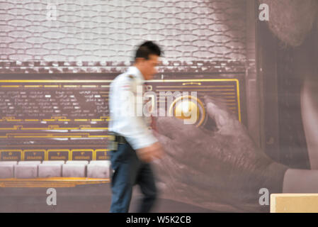 DOHA, QATAR - 27 MAI 2016 : Motion blurred security guard et close-up d'une affiche d'une radio vintage au Katara Cultural Village. Photo prise à Banque D'Images