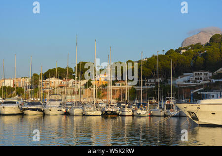 Tôt le matin voir de yachts amarrés dans le port de plaisance de la Javea Yacht Club, Club Nautique Javea, avec derrière la montagne Montgo, Javea, Alicante, Espagne Banque D'Images