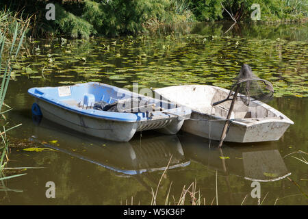 Deux barques amarrés sur un étang Banque D'Images