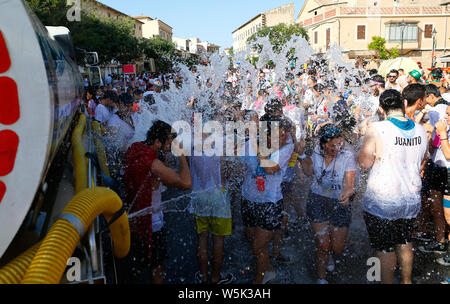 Majorque / Santa Maria, Espagne - 20 juillet 2019 : les habitants jouissent des festivités d'été traditionnels y compris une bataille mondiale de l'eau entre le plus jeune vi Banque D'Images