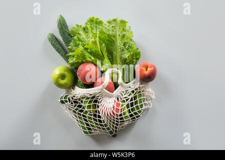 Concept zéro déchet. Sac textile commercial moderne avec des fruits et légumes frais. Vue de dessus. Banque D'Images