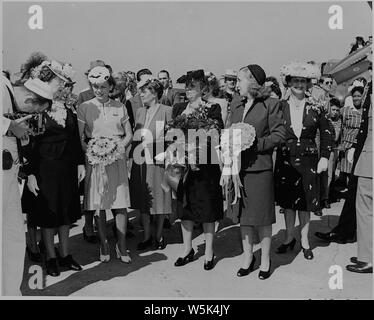 Bess Truman et Margaret Truman tenir au cours de la cérémonie du baptême de bouquets pour deux avions. Banque D'Images