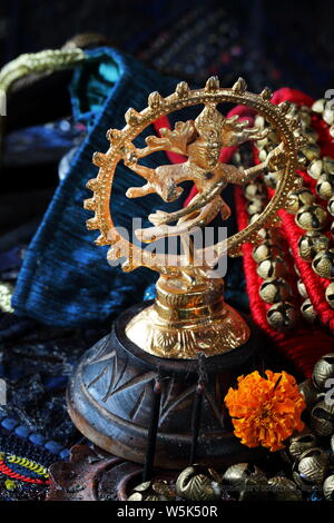 Statuette de la dieu Shiva et gungru Banque D'Images