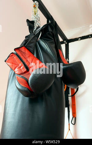 Gants de boxe sac de frappe et de close-up sport concept Banque D'Images