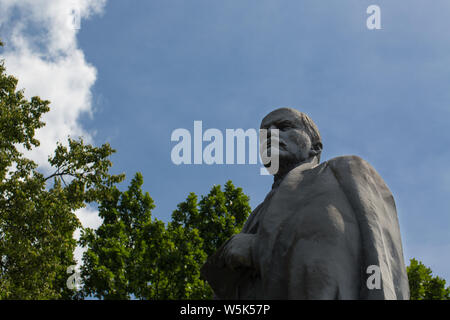 Low angle view of Vladimir Lenin statue against cloudy sky background Banque D'Images