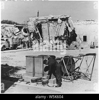 Campagne de bombardement. Europe & Afrique du Nord ; la portée et contenu : ce fut le mess des officiers de l'italien. Le bâtiment a été détruit lors d'un raid de bombardiers alliés. Dans l'avant-plan d'un aviateur s'amoncellent des mines semées par l'ennemi avant qu'ils ont évacué la station. Banque D'Images