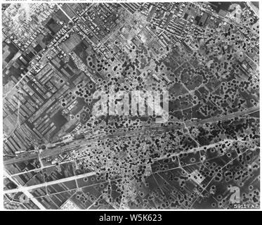 Campagne de bombardement. Sud-est de l'Asie et le Pacifique ; la portée et contenu : Le Marifu Yars Rail, 2 milles à l'est d'Iwakuni, et 2 km au sud de la Carrasca, Japon, après le bombardement d'août 1945 par B-29 Superforts du 21ème commandement de bombardiers. Banque D'Images